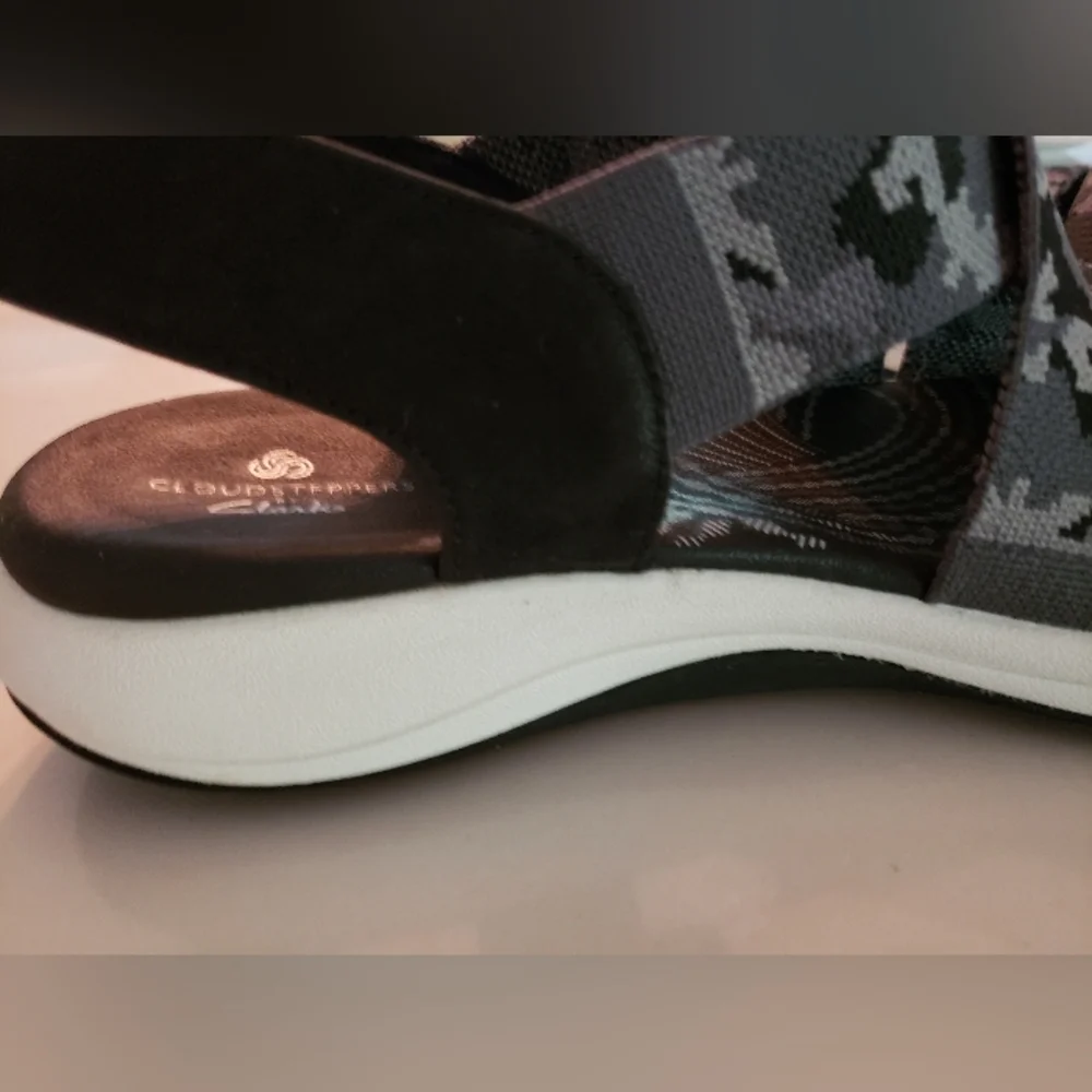 Clarks Cloudsteppers Sandals, Size 9m, not used, Camo Straps - Picture 11 of 11